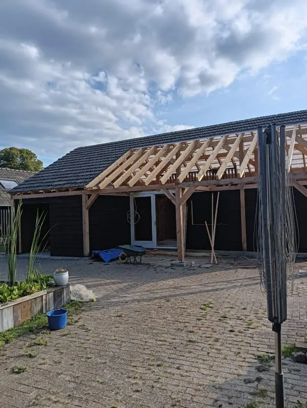 Stormschade aan uw dak: wat vergoedt uw verzekering?